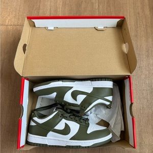 Dunk medium olive